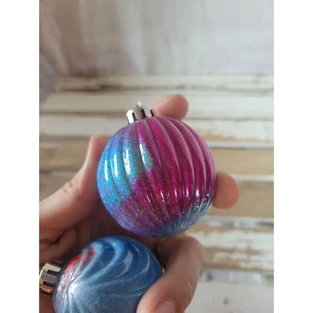 Tie dye Blue sparkle‎ pink plastic ball ornament se